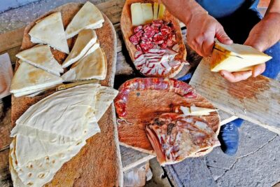 4×4 tour of Orgosolo: Murals and typical lunch at the shepherd’s