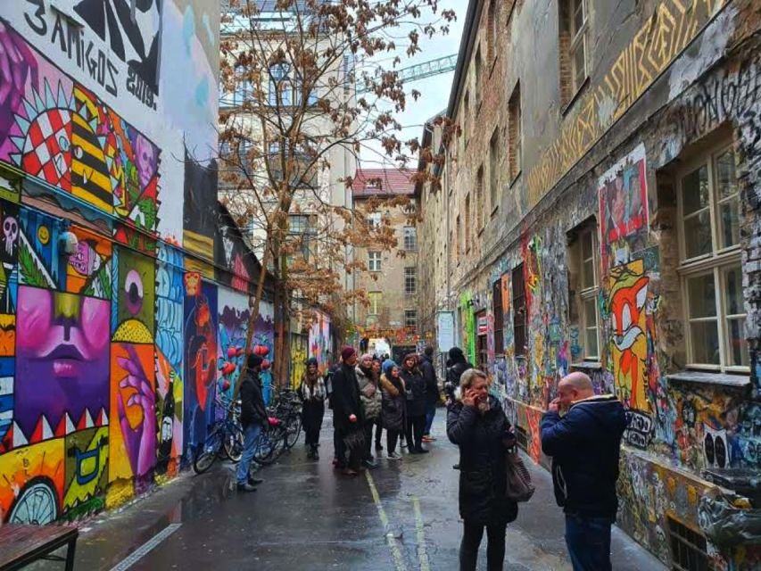 Alternative Berlin / Street art tour - Private group - Housing projects, communal life, and green ideas