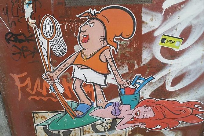 Alternative Street Art Free Walking Tour of Budapest - How the walk handles history and modern life