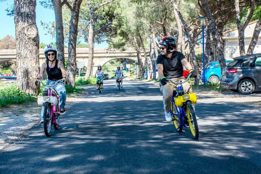 Argelès-sur-Mer: a guided Solex ride to discover street art - Riding slowly through the city’s art scene