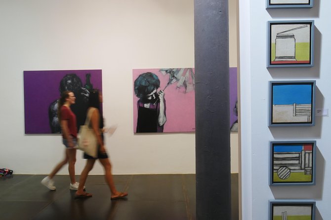Barcelona Art & Wine: Galleries, Studios & Street Art - Guide style and group size