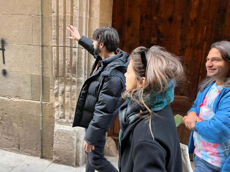 Barcelona: Street Art & Visit to Galleries Tour - Meeting your guide at Plaça Universitat
