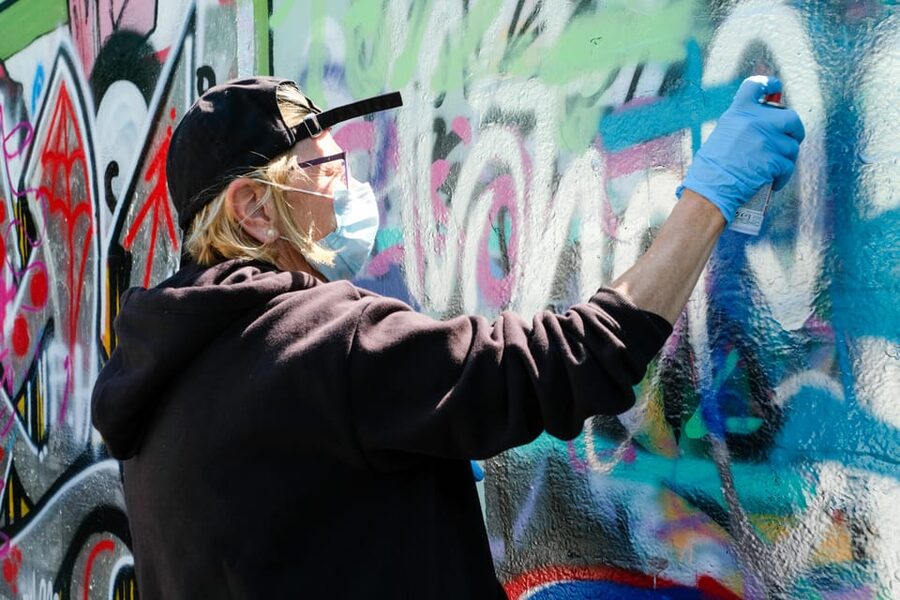 Basel: Graffiti & Urban Art Workshop with Snacks & Drinks - Sketching, spraying, and painting the final piece