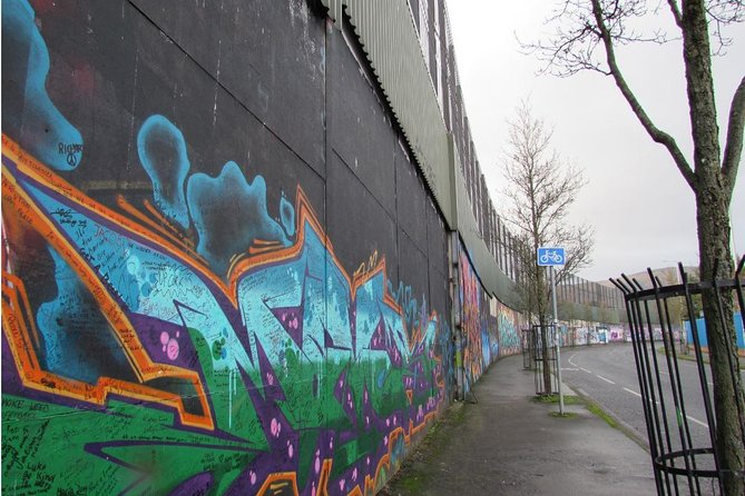 Belfast: Murals Taxi Tour - West Belfast and the story behind the murals