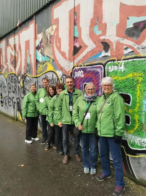 Belfast: Political Mural Taxi Tour - Who should book this taxi tour?