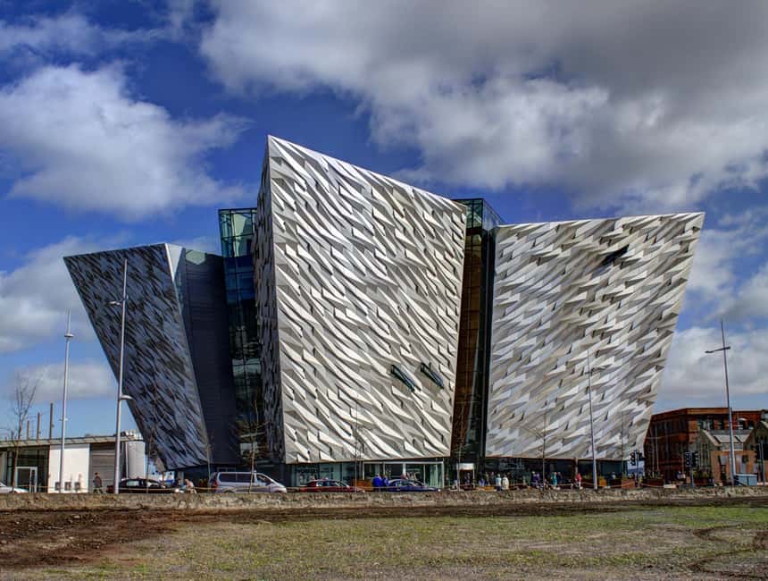 Black Taxi-Style Tour: Murals, Peace Walls & City Highlights - Key points to know before booking