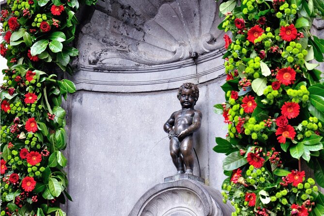 Brussels "Land of Comics": Street Art & Walking Tour - Tintin, Yoko Tsuno, and the pleasure of looking up