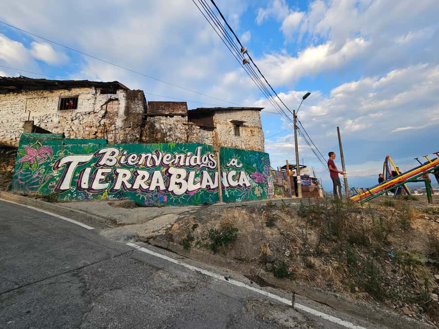 Cali: Comuna 20 Siloé Street Art Tour - The cable car ride gives the outing a different shape