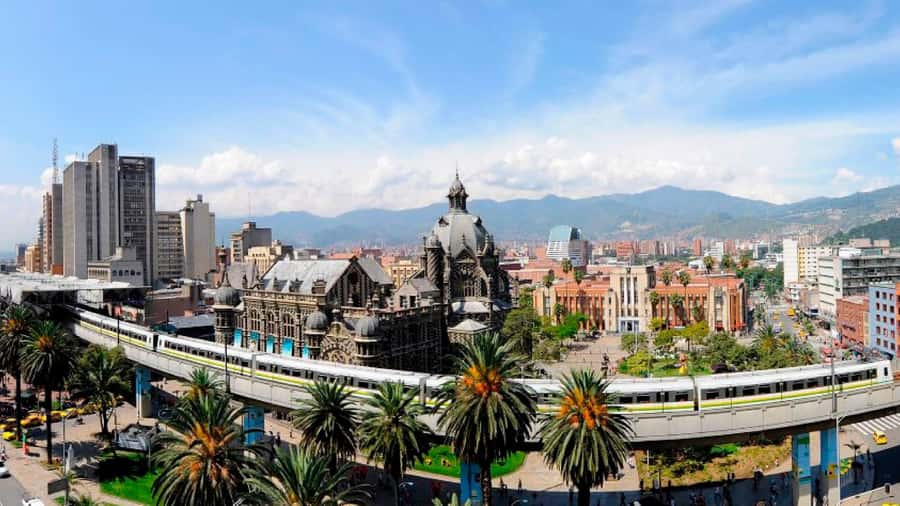 City Tour: Graffiti Tour Comuna 13 + Downtown Medellín - Riding Medellín’s cable car above the city