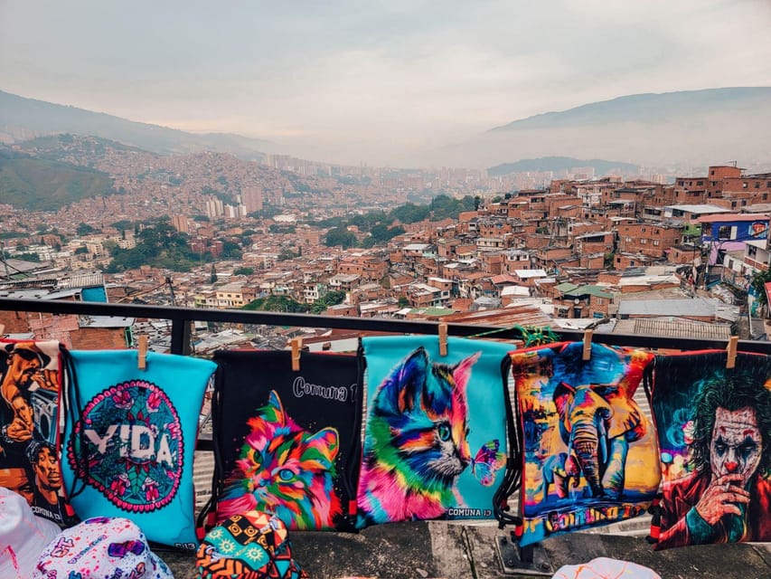 City Tour: Graffiti Tour Comuna 13 + Downtown Medellín - A private tour with a guide who sets the tone