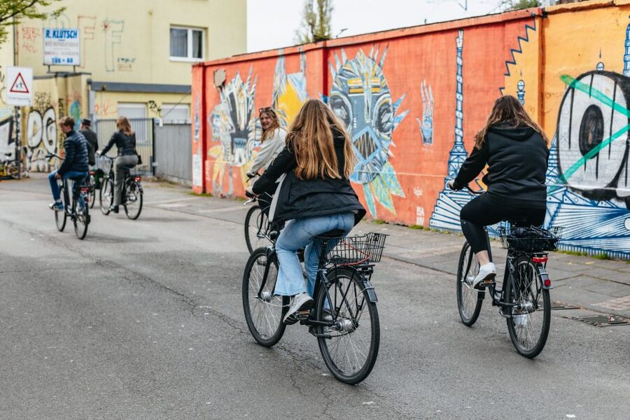 Cologne: Ehrenfeld Street Art Bike Tour - Eigelstein: the first lesson in looking closer