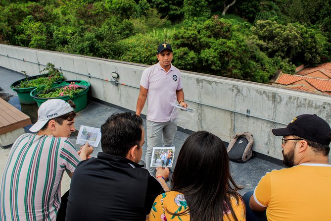 Commune 13, Graffitour street food. History.All inclusive - Taking the bus to Independencia