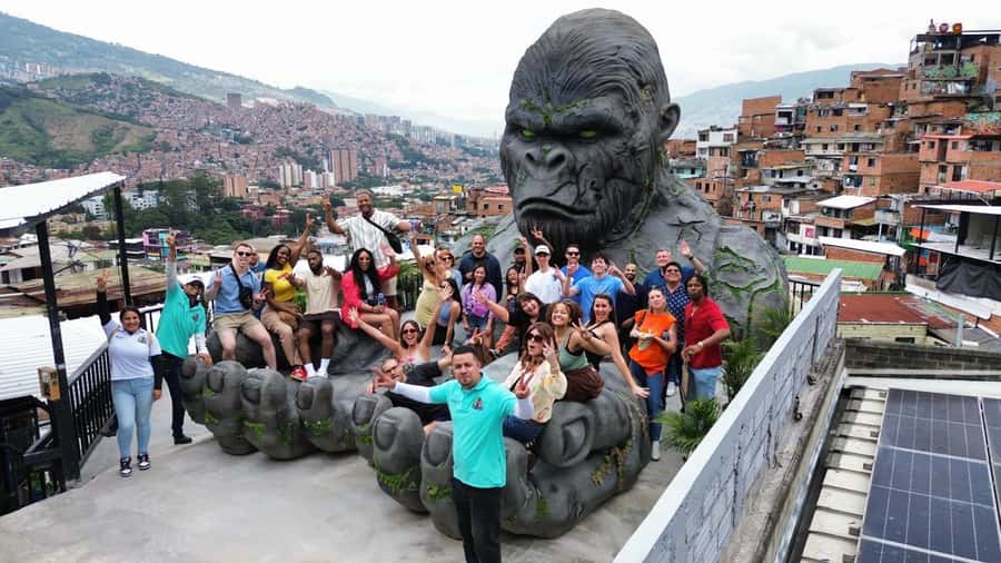 Complete Tour in Comuna 13: Graffiti, History and Street Delights - Starting at San Javier station