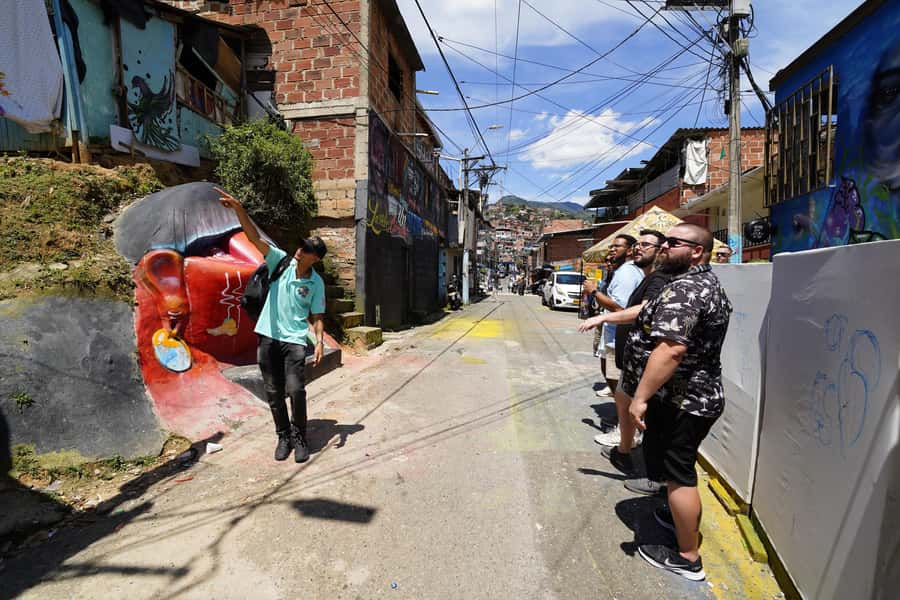 Complete Tour in Comuna 13: Graffiti, History and Street Delights - Riding and climbing the outdoor escalators