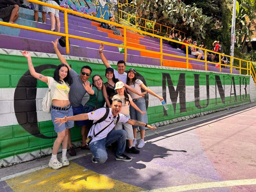Complete Tour in Comuna 13: Graffiti, History and Street Delights - Hearing Comuna 13’s story on foot