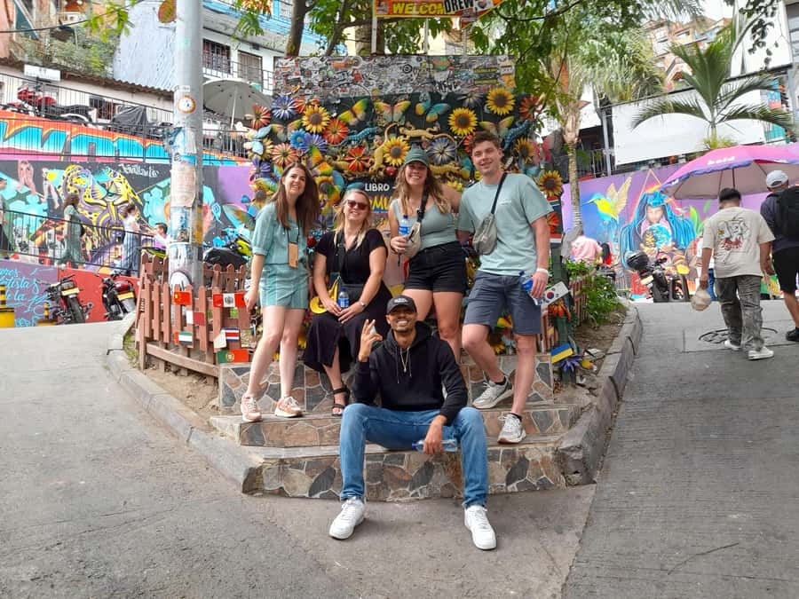 Comuna 13: Graffiti tour & Street Food/drink with telesferic - Key points to know before you book