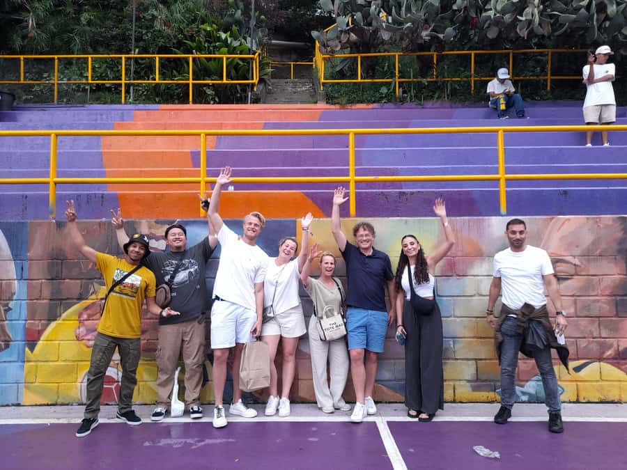 Comuna 13: Graffiti tour & Street Food/drink with telesferic - First tastes: ice cream and street food