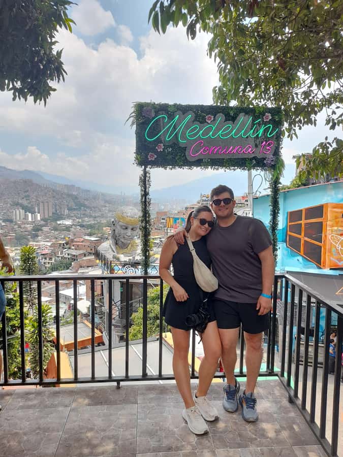 Comuna 13: Graffiti tour & Street Food/drink with telesferic - Music and a street dance show
