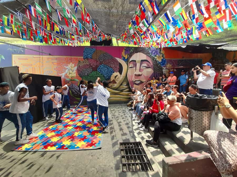 Comuna 13: Graffiti tour & Street Food/drink with telesferic - Walking through Comuna 13’s graffiti streets