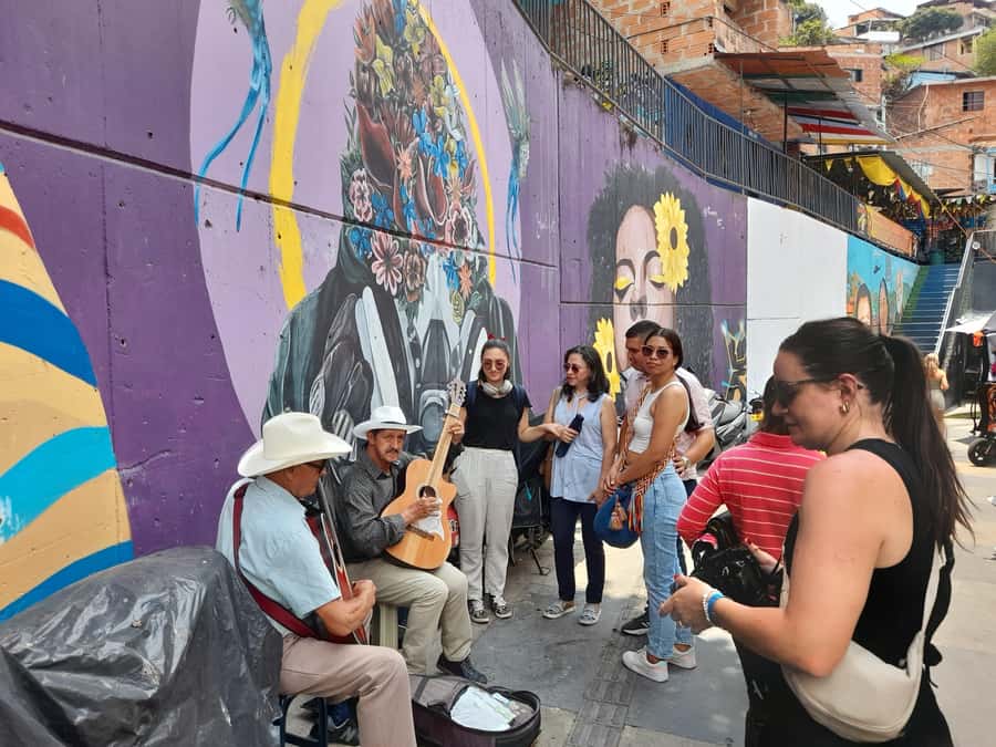 Comuna 13: Graffiti tour & Street Food/drink with telesferic - Who should choose this tour?