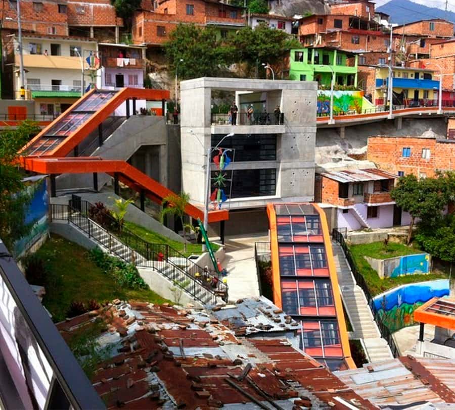 Comuna 13: Graffiti Tour with Tasting, Live Show, & Gallery - Reading the murals instead of just photographing them