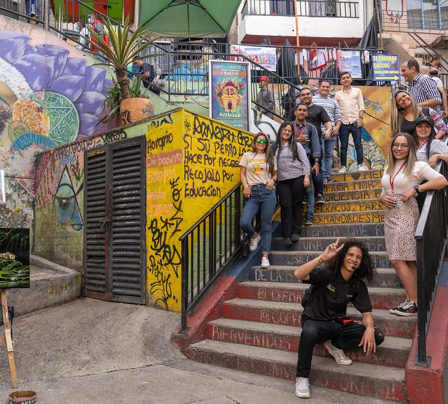 Comuna 13: Graffiti Tour with Tasting, Live Show, & Gallery - Dance, singing, and hip hop in public space