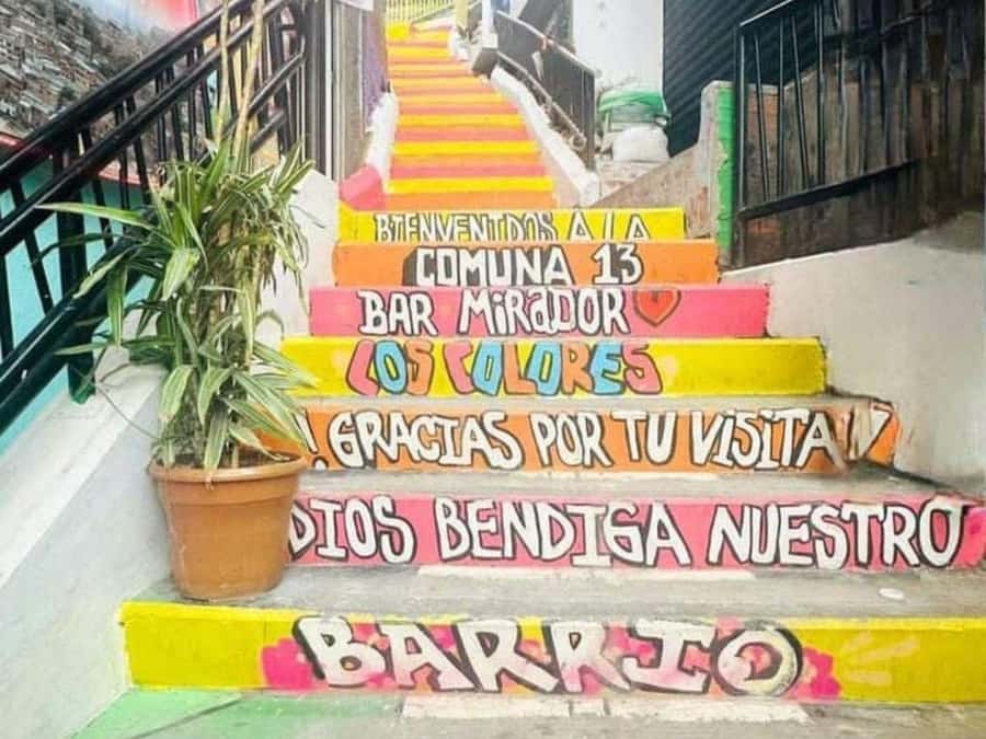 Comuna 13: Recorrido de Arte Urbano, Cultura y Resiliencia - Following the six flights of public escalators