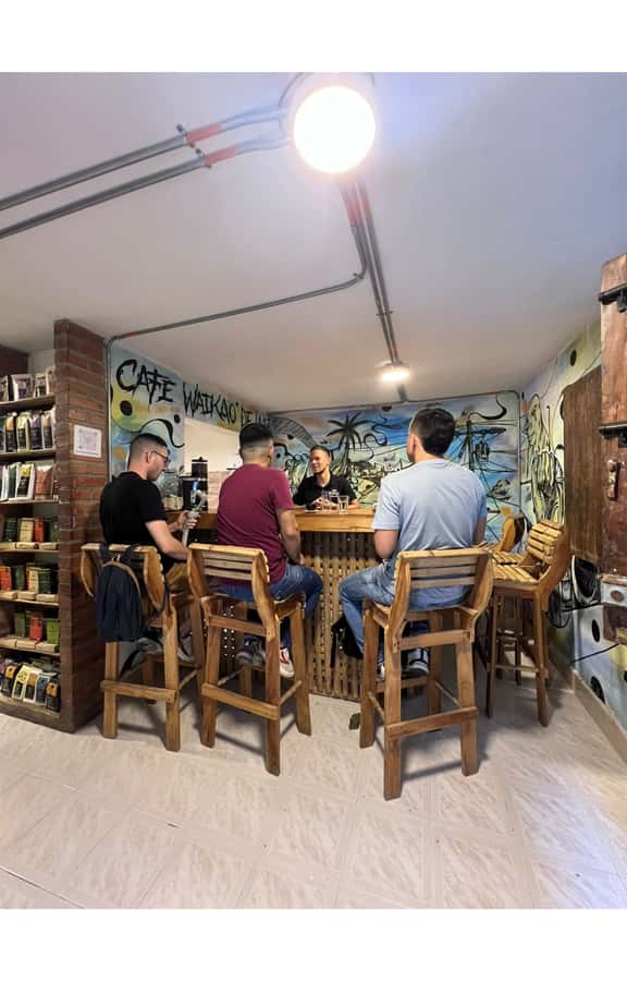 Comuna 13: Recorrido de Arte Urbano, Cultura y Resiliencia - Graffiti with stories behind the color