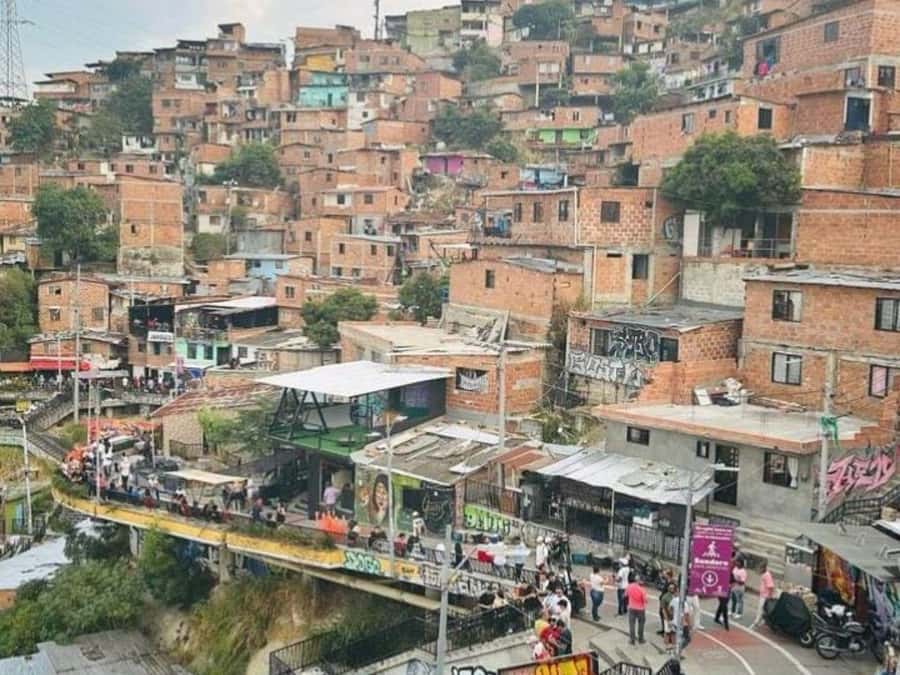 Comuna 13: Recorrido de Arte Urbano, Cultura y Resiliencia - Coffee, snacks, music, and local shopping