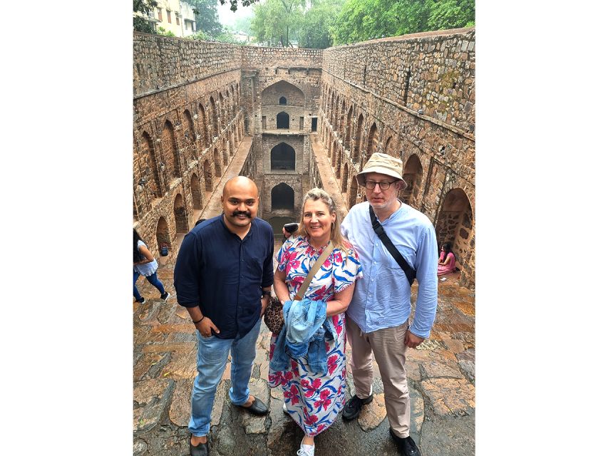 Delhi: Explore Delhi's Street Art & Visit to an Art Centre - The tuk-tuk ride between art stops