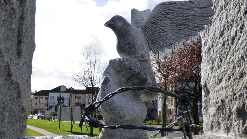Derry: Bloody Sunday and Bogside Murals Walking Tour - Reading Derry through the Bogside murals