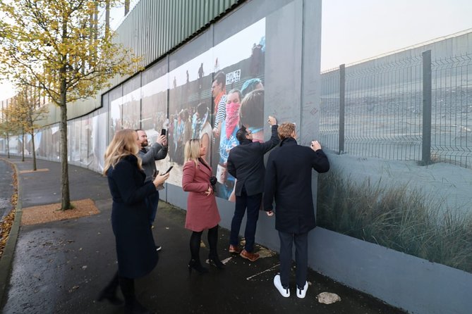 Falls road Murals Walking Tour with former prisoners - Private group size and price
