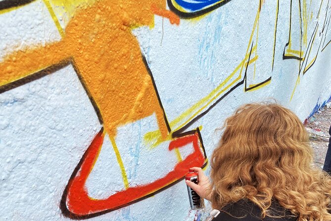Graffiti Workshop Berlin with professional graffiti artists - Sketching letters before using the can