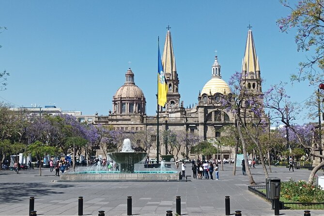 History and Murals: Walking Tour Guadalajara - Public squares, local heroes, and city government
