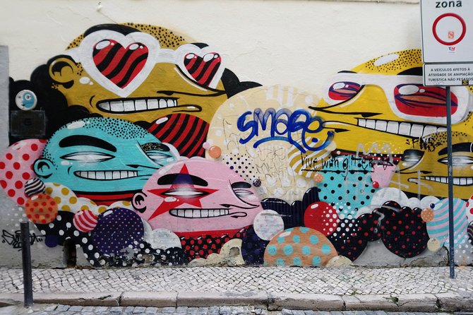 Lisbon: Street Art Walk - Starting at Coreto da Graça