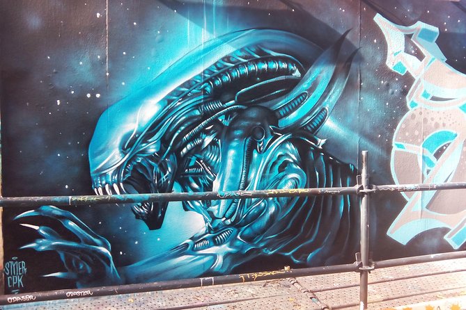 Lisbon: Street Art Walk - Secret Places and Fresh Paint