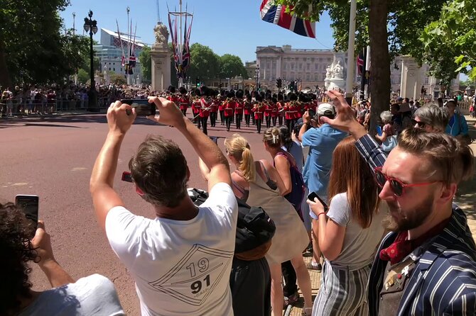 London Bike Tour: Landmarks, Secret Gems, Pub Stop & Street Art - Westminster Abbey, St. James’s Park, and royal London