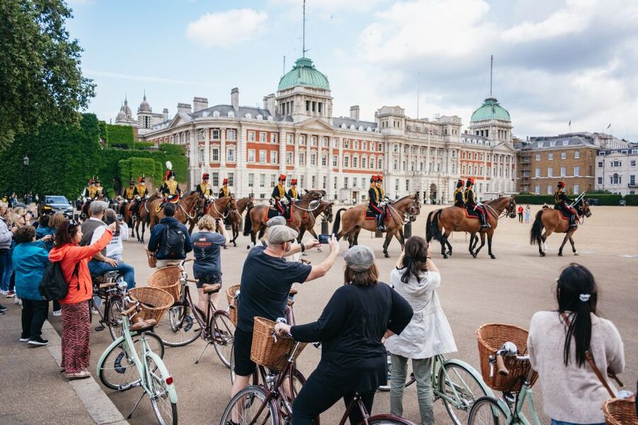 London: Landmarks & Secrets Bike Tour with Pub & Street Art - St James’s Park and Buckingham Palace