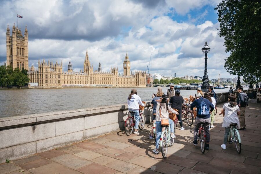 London: Landmarks & Secrets Bike Tour with Pub & Street Art - What makes the guides important