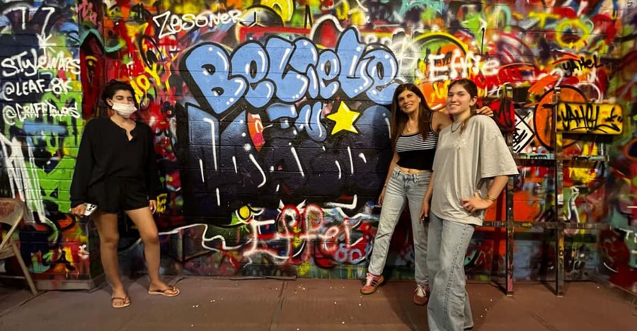 Los Angeles: Experience a Hands-on Graffiti Lesson in LA - Learning aerosol techniques from a local artist