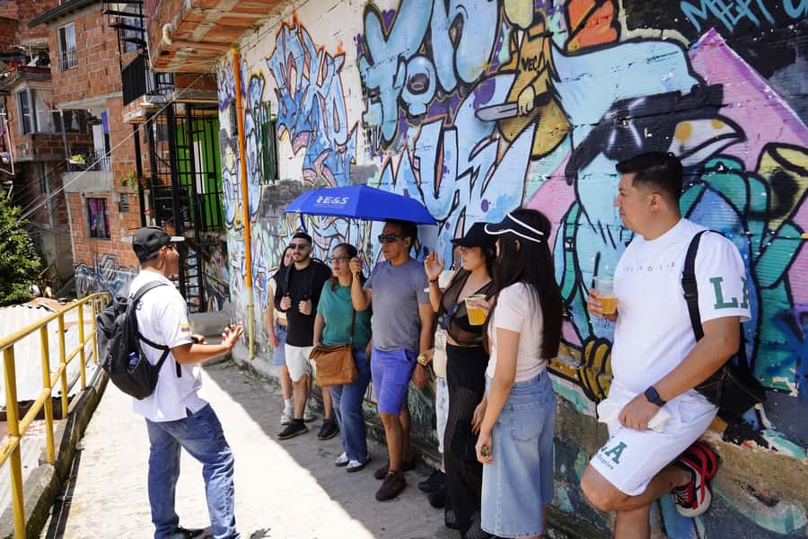 Medellín: Comuna 13 and Graffiti Guided Tour with a Local - Free Time, Ice Cream, and a City View