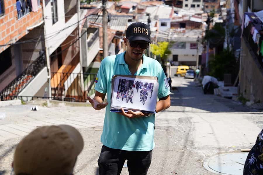 Medellín: Comuna 13 and Graffiti Guided Tour with a Local - The Street Dance Show and the Tour’s Best Finish