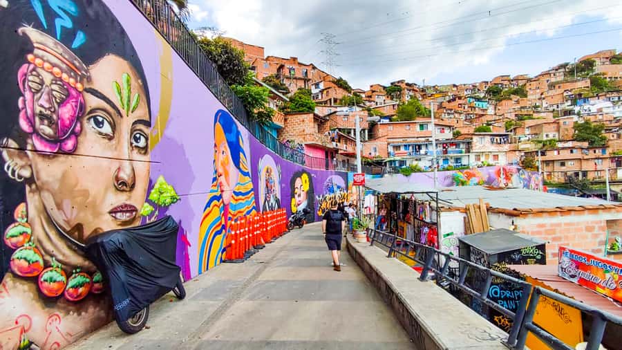 Medellin: Comuna 13 Graffiti Tour, Cable Car & Street Food - Who should book this tour?