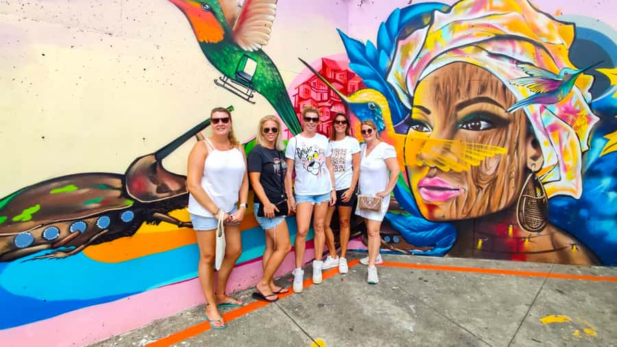 Medellin: Comuna 13 Graffiti Tour, Cable Car & Street Food - Why this $18 outing offers unusual value