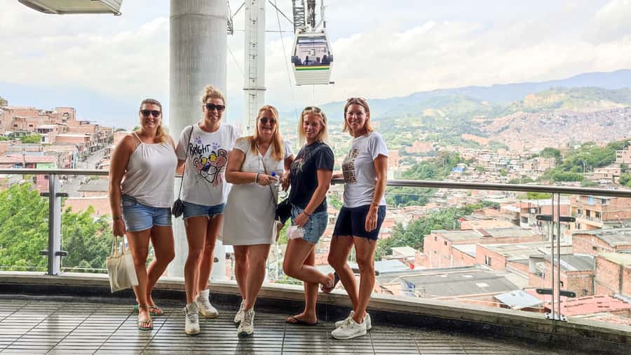 Medellin: Comuna 13 Graffiti Tour, Cable Car & Street Food - Dance, music, and a taste of street food