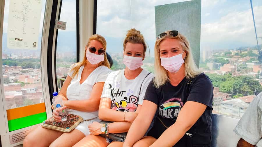 Medellin: Comuna 13 Graffiti Tour, Cable Car & Street Food - What the guides add to the experience