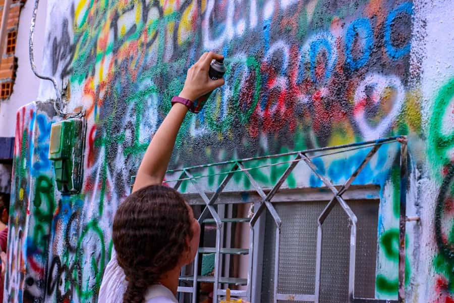 Medellín Comuna 13 local guides snacks and your own graffiti - How the three-hour format feels