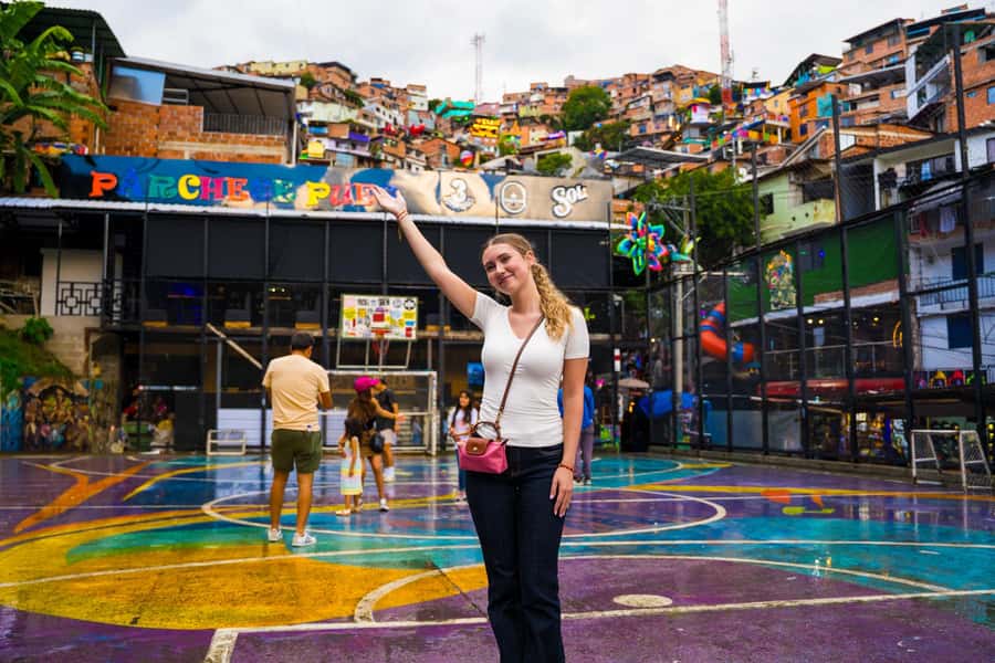 Medellín: Comuna 13 Tour with Snacks And Your Own Graffiti - Street art, galleries, and the mechanical stairs
