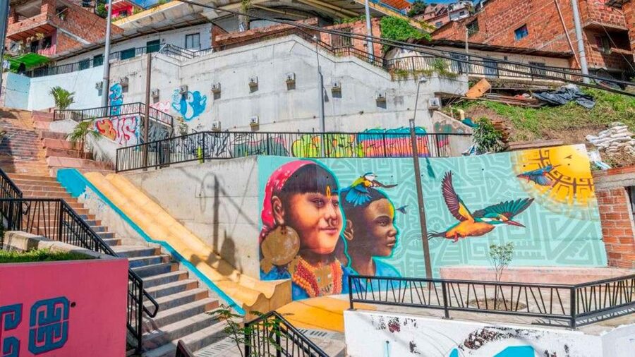 Medellin: Graffiti Tour Comuna 13 - Murals, stories, and the cultural walk