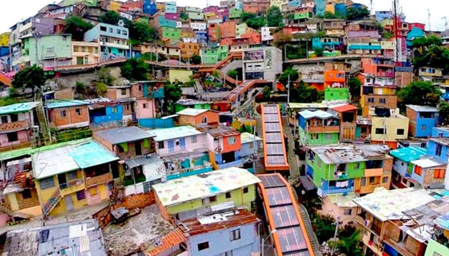 Medellin: Graffiti Tour Comuna 13 - Hotel pickup makes the morning easier